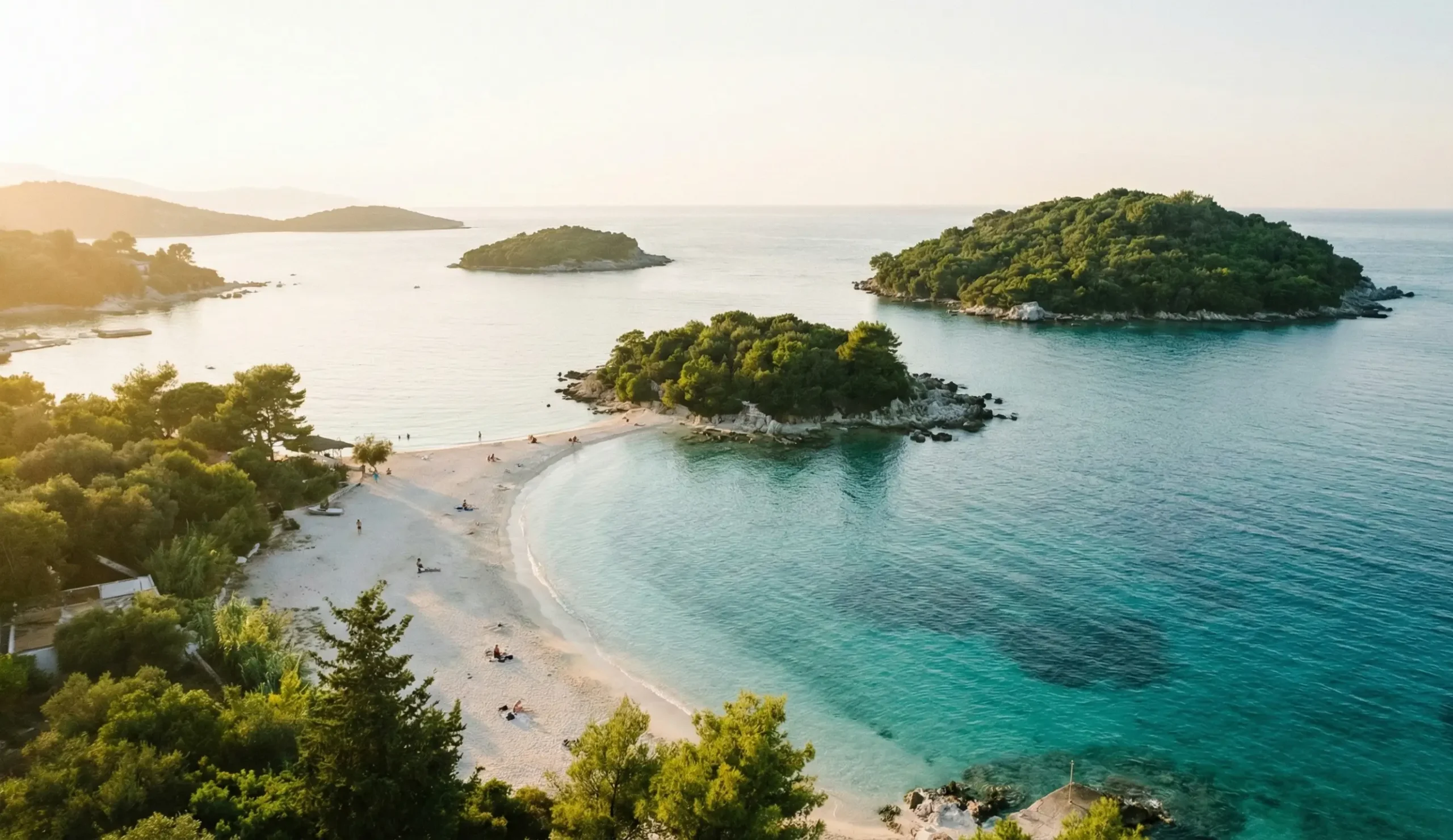 Turkost hav och små öar vid Ksamil på Albanska rivieran