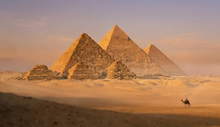 Pyramiderna i Giza i Egypten i varmt kvällsljus.