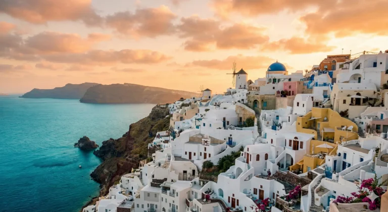 Solnedgång över Oia på Santorini med vita hus och blå kupoler