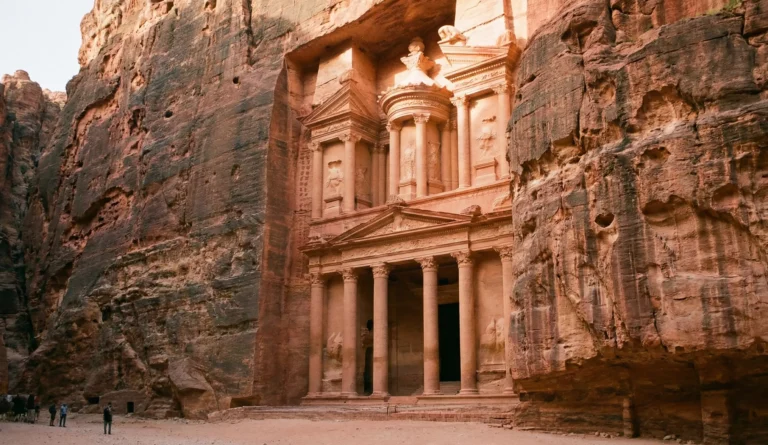 Petra i Jordanien med Al Khazneh i varmt kvällsljus och rosaröd sandsten
