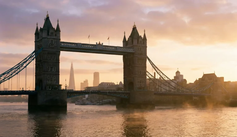 Tower Bridge i London i kvällsljus med Themsen i förgrunden.