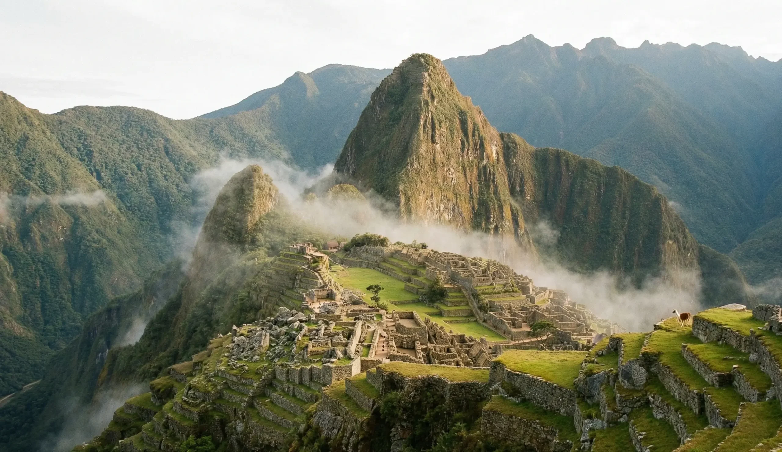 Machu Picchu i Peru i morgondimma med Anderna i bakgrunden