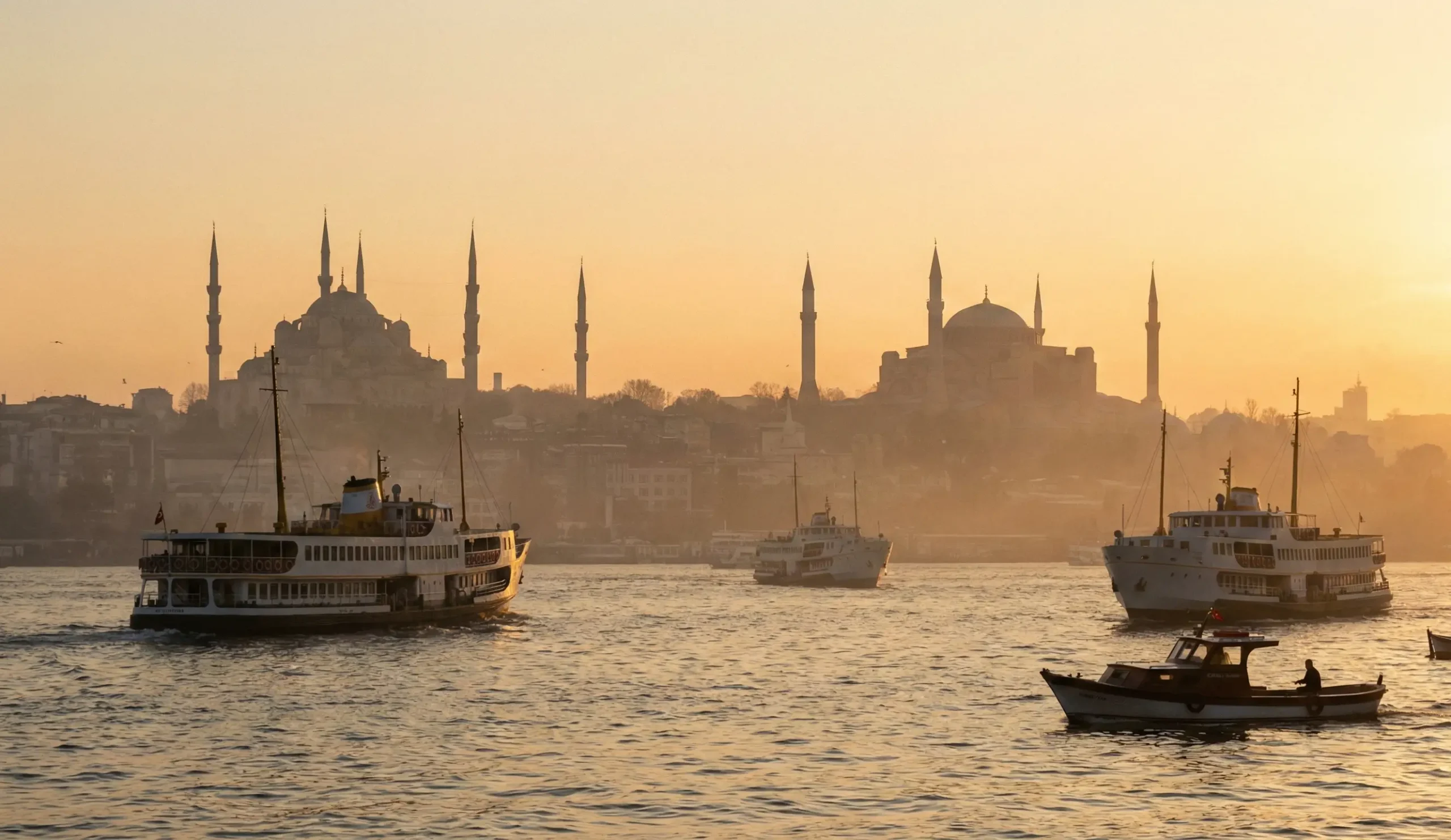 Solnedgång över Bosporen i Istanbul med Blå moskén och Hagia Sofia i bakgrunden